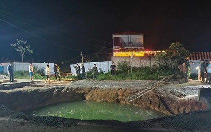 Tìm kiếm người và xe nghi rơi xuống "hố tử thần" ngập nước ở Bắc Kạn