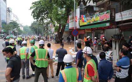 Hà Nội: Bùn đất bất ngờ phun lên, tràn lênh láng ra đường trên phố Cát Linh