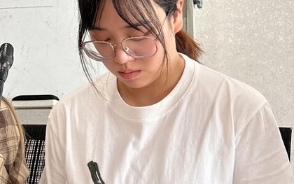 Cảnh tượng nữ sinh ngồi chăm chú viết bài: Nhìn qua tưởng bình thường, cho đến khi "dừng khoảng chừng 3 giây"