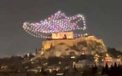 Hy Lạp kiện adidas vì dùng drone trình chiếu hình đôi giày lên bầu trời