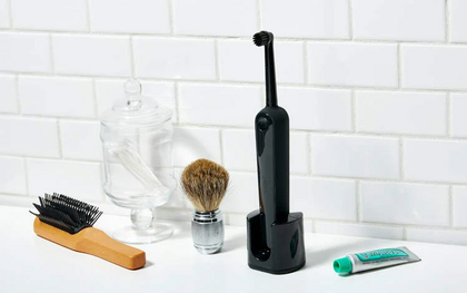 Phát hiện chồng đưa bồ nhí về nhà nhờ chiếc bàn chải thông minh