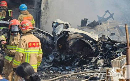 Hiện trường vụ rơi máy bay tại Hàn Quốc: Nhiều thi thể được tìm thấy giữa đống đổ nát nhưng không thể xác nhận danh tính