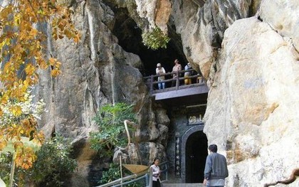 Phát hiện ngôi chùa ẩn sâu trong hang đá, cách Hà Nội hơn 100km, đang nổi tiếng nhờ vị sư thầy này