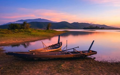 Ngắm hoàng hôn rực rỡ trên hồ Suối Trầu bình yên