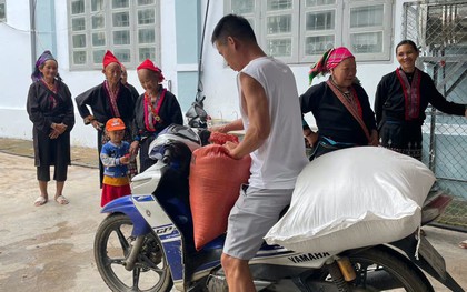 Quà đặc biệt ngày bế giảng, mỗi học sinh được "thưởng" 60 kg gạo