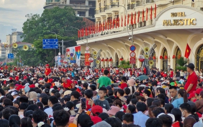 Tour lịch sử bùng nổ, du khách đến TP.HCM đông chưa từng có