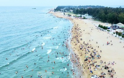 Bãi biển bị bão phá tan hoang nay đẹp không tưởng, đông nghịt du khách