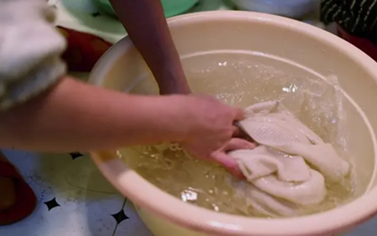 Giặt 8 chậu quần áo, người phụ nữ nhập viện vì tổn thương gan