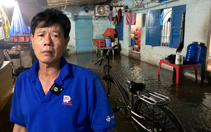 "Mưa xuống là không dám ngủ": Dân lao động TP.HCM vật lộn trắng đêm vì ngập, ngao ngán "chạy" đồ, tát nước