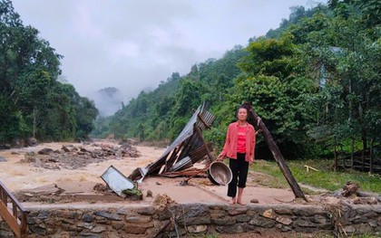 Lũ quét ập về trong đêm, nhiều nhà ở xã biên giới Nghệ An tan hoang
