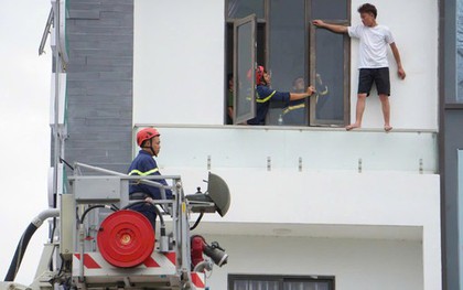 Hành động lạ của nam thanh niên trên lan can tầng 4 nhà nghỉ