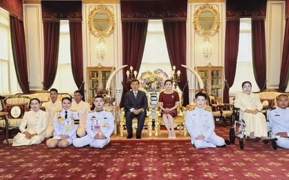 Vua và Hoàng hậu Thái Lan lần đầu tiên ban phúc cho lễ cưới đồng giới tại hoàng cung