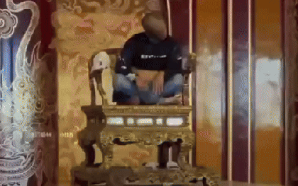 Kẻ phá “Ngai vua triều Nguyễn” từng gây sự với 6 công an đang ngồi ăn sáng