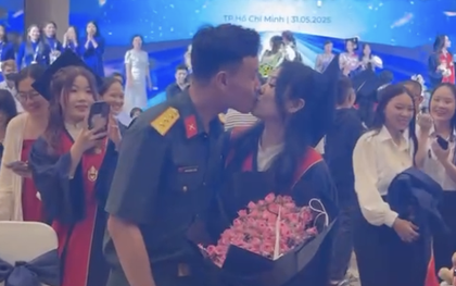 Màn cầu hôn "có một không hai" tại lễ tốt nghiệp đại học ở TP HCM
