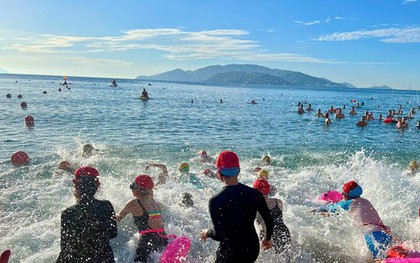 Lý do hàng nghìn người đổ ra biển Nha Trang sáng nay