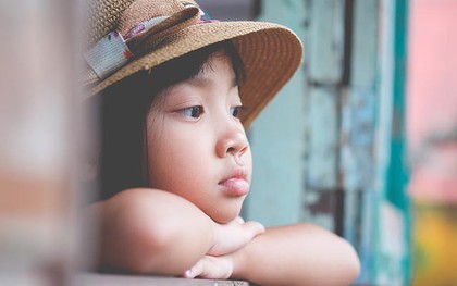 Cha mẹ càng kém năng lực, càng hay dùng những chuyện vặt vãnh để làm tổn thương con, khiến con tự ti tận xương tủy