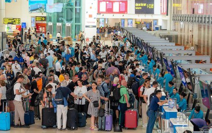 Gần 220.000 người đổ về sân bay Nội Bài, Tân Sơn Nhất hôm nay