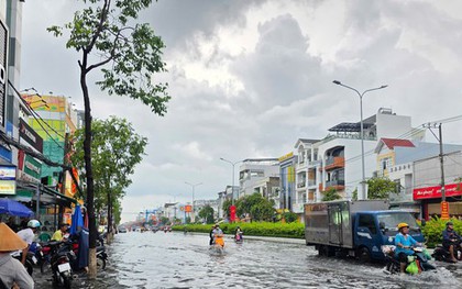 Mưa lớn kéo dài, nhiều tuyến đường nội đô Cần Thơ chìm trong nước