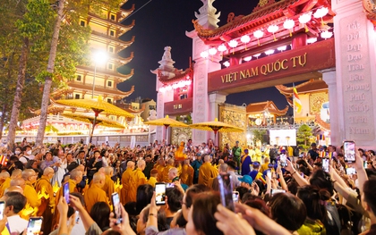 Lễ rước kiệu Đức Phật suốt 4km tại TP.HCM: Người dân đứng dọc 2 bên đường, chắp tay bày tỏ lòng thành kính