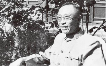 Thăm lại Cố cung, Phổ Nghi chỉ vào chiếc bình hoa và nói một câu kỳ lạ, mọi người xung quanh ngay lập tức hoảng sợ
