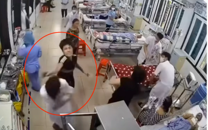Camera ghi lại cảnh con trai bệnh nhân đánh liên tiếp vào đầu nhân viên y tế BV Đa khoa Nam Định