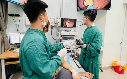 Kinh hoàng phát hiện bã thức ăn to bằng quả trứng trong dạ dày cụ bà do thói quen ăn các loại trái cây xanh