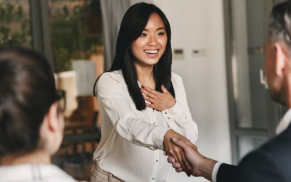 Nhà tuyển dụng hỏi "Nếu có chỗ khác lương cao hơn, bạn có chọn chúng tôi không?": Người EQ cao không trả lời "có" hoặc "không" mà ghi điểm nhờ câu nói khôn khéo này