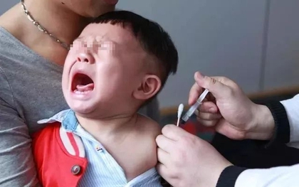 Tại sao người già và trẻ em dễ gặp phản ứng nặng hơn khi tiêm vắc xin sởi, làm gì để đảm bảo an toàn?
