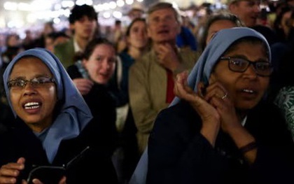 Khói đen bốc lên từ Nhà nguyện Sistine, chưa chọn được tân Giáo hoàng