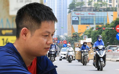 Vừa vào Hè, Hà Nội đã nắng gay gắt 37 độ C: Người dân vã mồ hôi "quay cuồng" tìm chỗ trú giữa trưa nóng