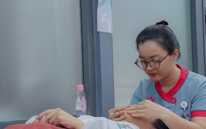 Hai bệnh nhi bị liệt mặt vì... ngủ không đúng cách