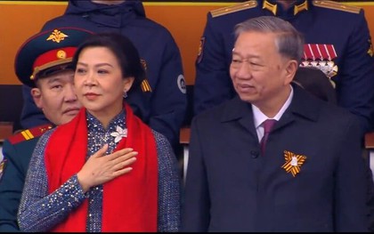 Tổng Bí thư Tô Lâm và phu nhân xúc động khi đoàn quân Việt Nam diễu binh qua Quảng trường Đỏ