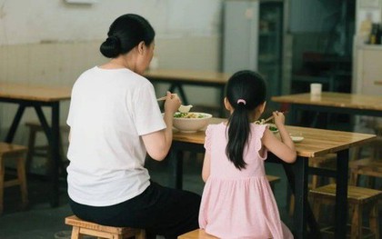 Hai mẹ con ăn mì xong, ông chủ lắc đầu: "Người mẹ này, e là đến viện dưỡng lão cũng không vào nổi"