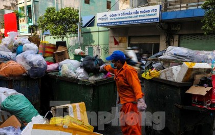 Rối bời ngày đầu 'cân rác tính tiền' ở TPHCM