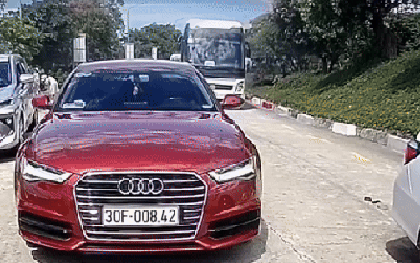 CLIP: Xe khách tụt dốc không phanh, tông liên hoàn ở bán đảo Sơn Trà