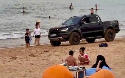 Lái xe bán tải chơi ngông phóng ào ào, bóp còi inh ỏi trên bãi biển đông người