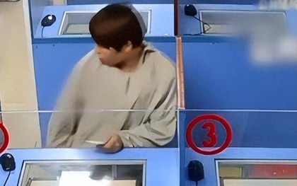 Cô gái ngồi im 14 phút, tay không nhúc nhích vẫn làm đúng 100 câu hỏi: Lật tẩy đường dây gian lận thi cử như phim