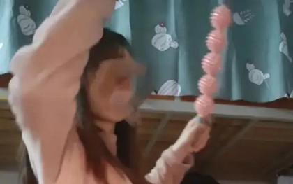 1 giờ 50 phút sáng, nữ sinh lấy "đồ chơi lạ" ra nghịch khiến tất cả thành viên trong phòng KTX không ai chịu nổi