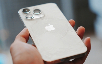 iPhone 13 Pro sau 2 năm: Mặt lưng vỡ nát, pin còn 82%, không muốn lên đời nhưng có thể phải nghĩ lại vì iOS 26