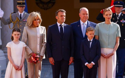 Cặp song sinh Hoàng gia Monaco “chiếm sóng” khi tiếp đón vợ chồng Tổng thống Pháp Emmanuel Macron