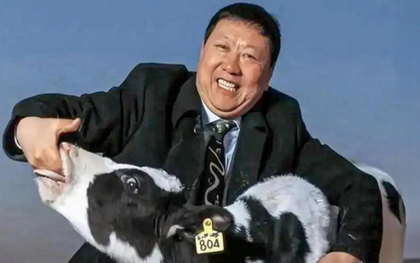 Từ công nhân rửa chai, quét rác kiếm sống đến "bố già ngành sữa" sáng lập thương hiệu mang tính "cách mạng" toàn châu Á: Lãi ít, bán nhiều để người nghèo cũng được đủ đầy