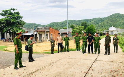 Sau mâu thuẫn, con rể nổ súng nhiều phát vào nhà cha vợ, cướp xe máy bỏ trốn