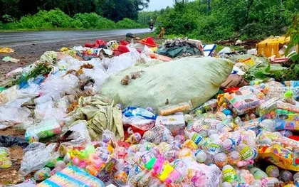 Bánh kẹo, đồ chơi trẻ em bị vứt thành đống dọc đường vắng TP Pleiku