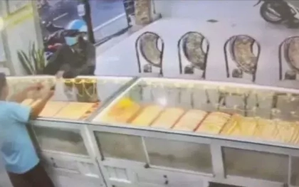 Đưa xấp tiền hỏi mua nhẫn 5 chỉ rồi cầm vàng bỏ chạy