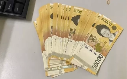 Khách Hàn Quốc quên cả bọc tiền ở sân bay Nội Bài