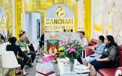 Công an kiểm tra thẩm mỹ viện căng da mặt cho khách ở gần phòng bếp