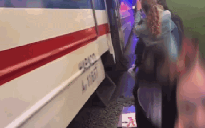 Video: Khách tây suýt gặp nạn ở phố cà phê đường tàu