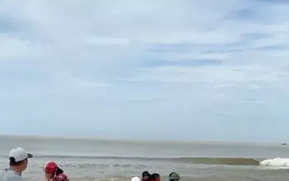 Quảng Bình: Hai vợ chồng mất tích trên sông Dinh, thi thể người chồng trôi dạt trên biển