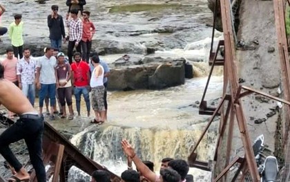 Sập cầu ở Ấn Độ: Ít nhất 6 người thiệt mạng, nhiều người bị cuốn trôi