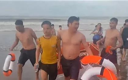 Trưởng công an xã cùng người dân lao mình giữa sóng dữ cứu nam sinh đuối nước